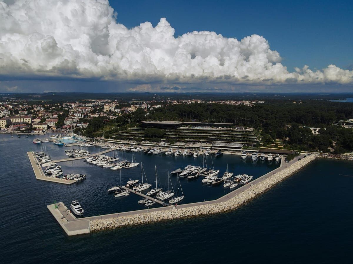 Küste bei Rovinj mit Badegästen