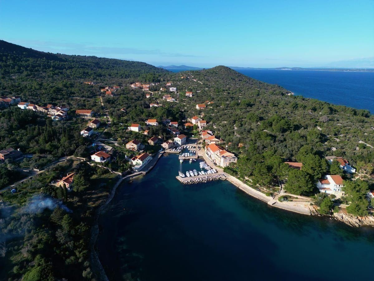 Familie mit Kindern an einer ruhigen Bucht im Kvarner