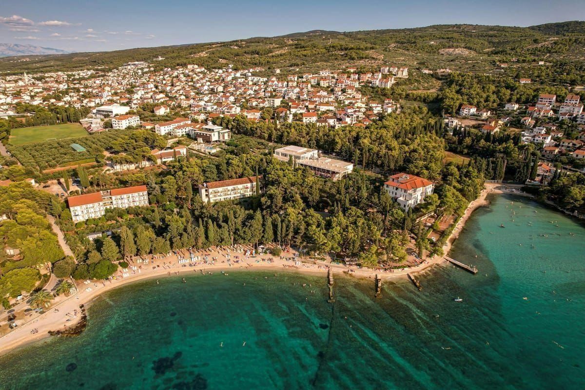 Hafenpromenade mit Restaurants im Kvarner