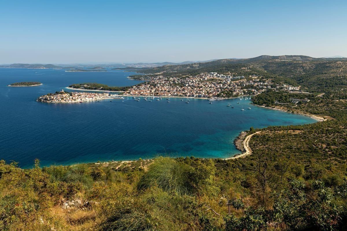 Küste der Kvarner Bucht mit Bergen