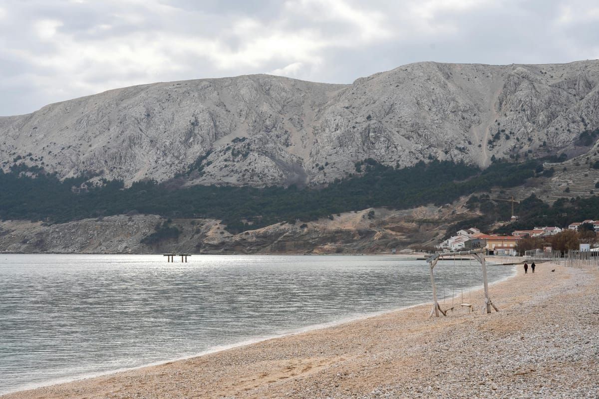 Feiner Sandstrand mit flachem Wasser bei Lopar auf Rab