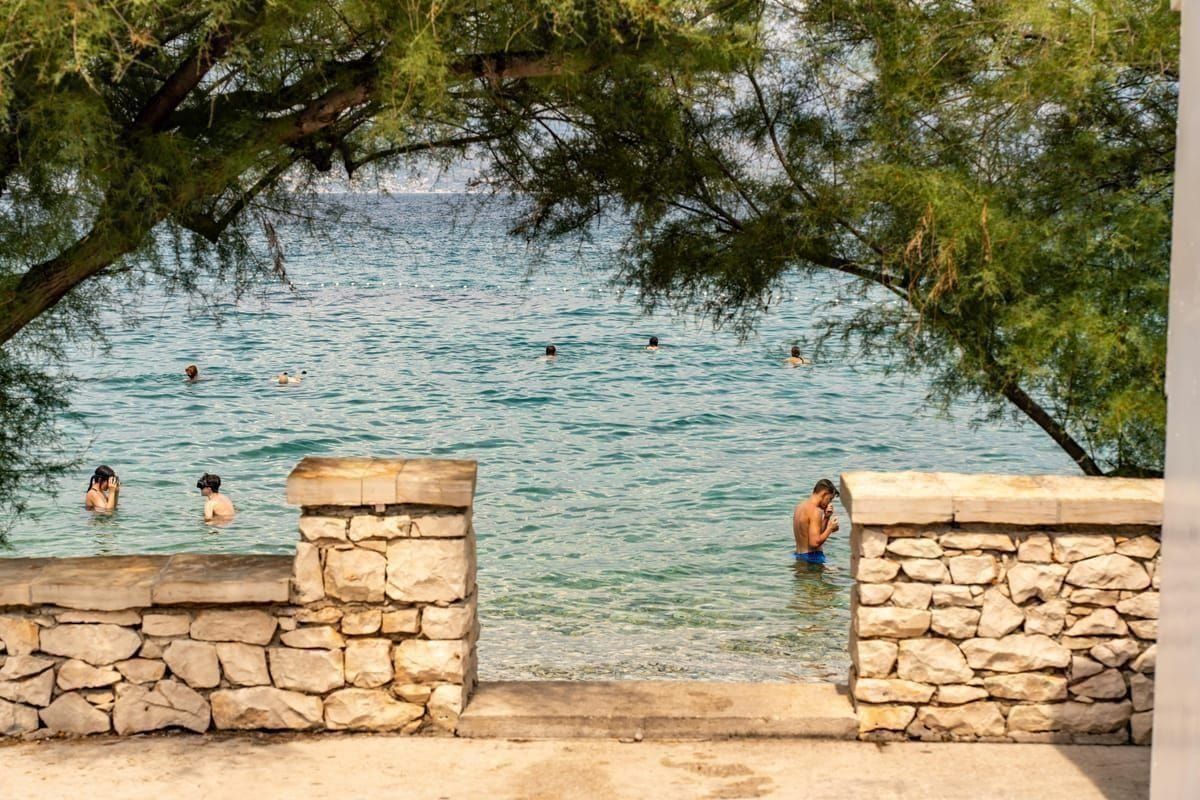 Kristallklares Wasser an der kroatischen Küste