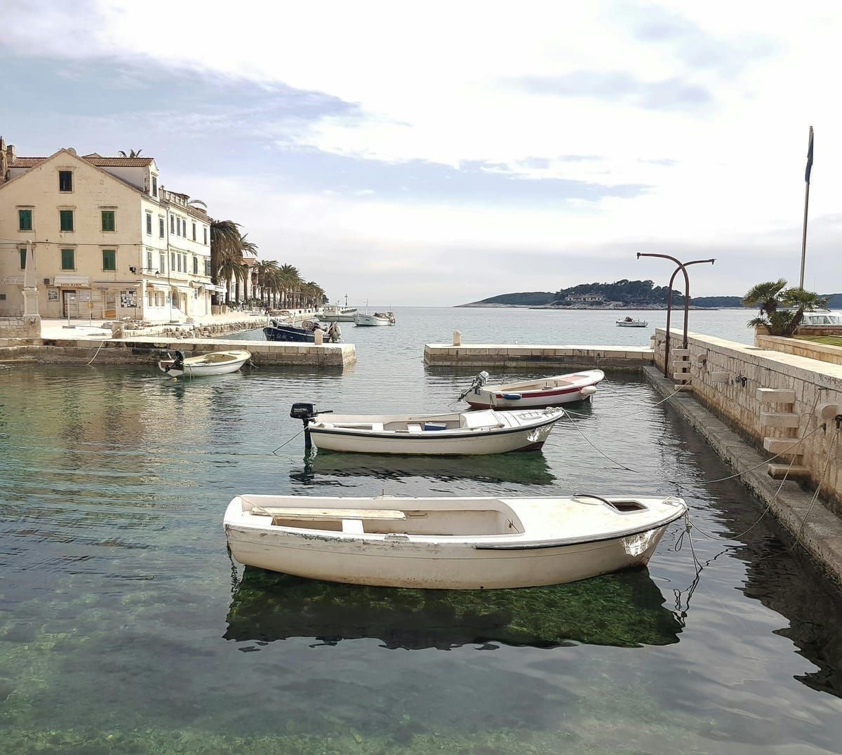 Hafen von Hvar mit Festung im Hintergrund