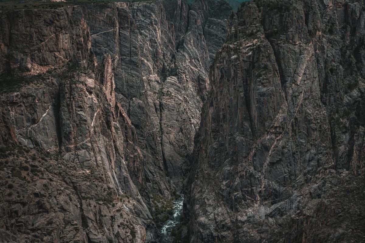 Omiš mit der Cetina-Schlucht im Hintergrund