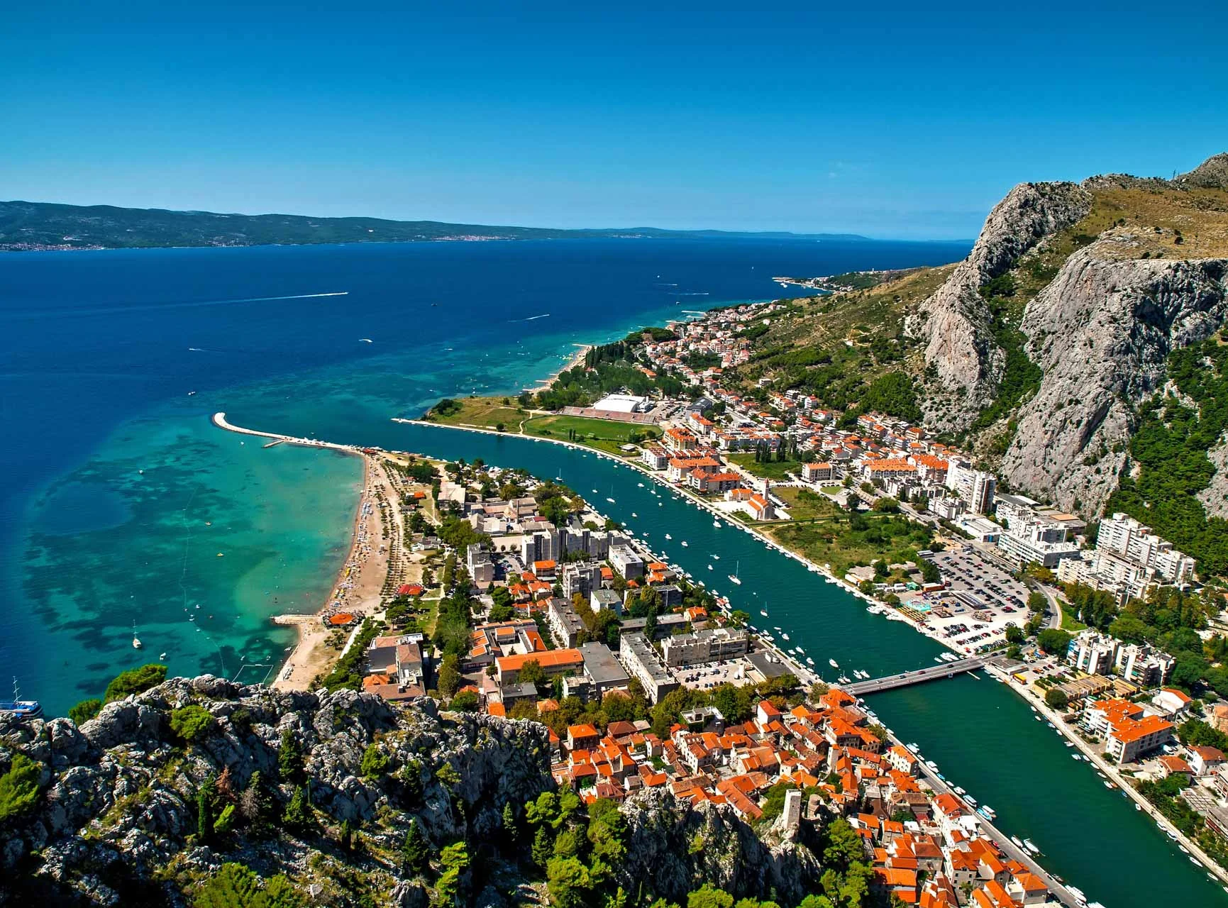 Mittelalterliche Gassen der Altstadt von Omiš mit Steinhäusern